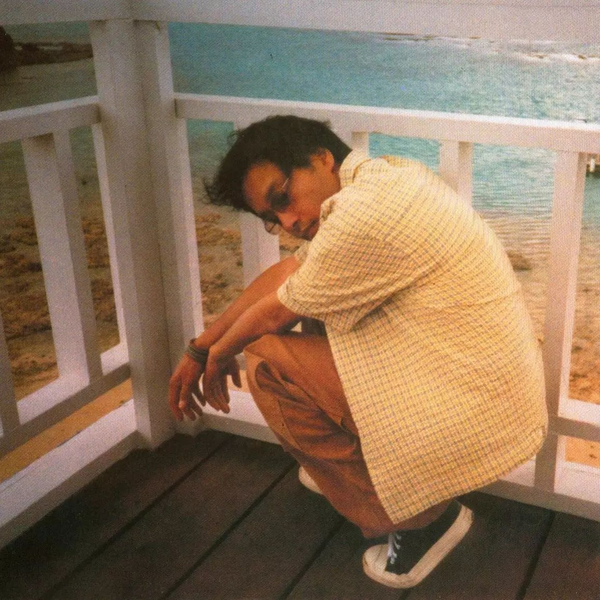 饰演一件代发货源大盗的张国荣,穿着一双黑色匡威开口笑,这一身搭配